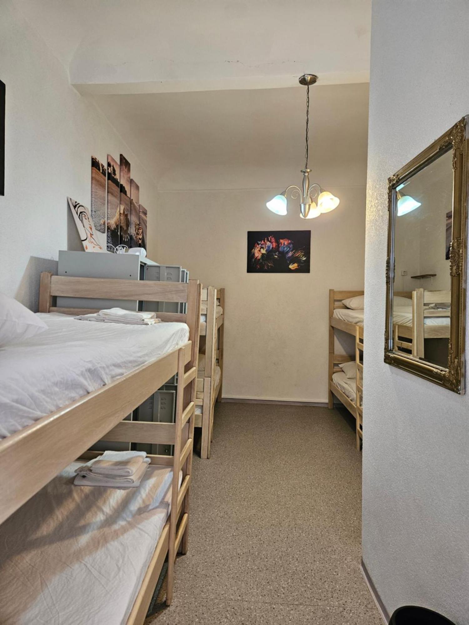 Posto Letto in Dormitorio Misto con 6 Letti