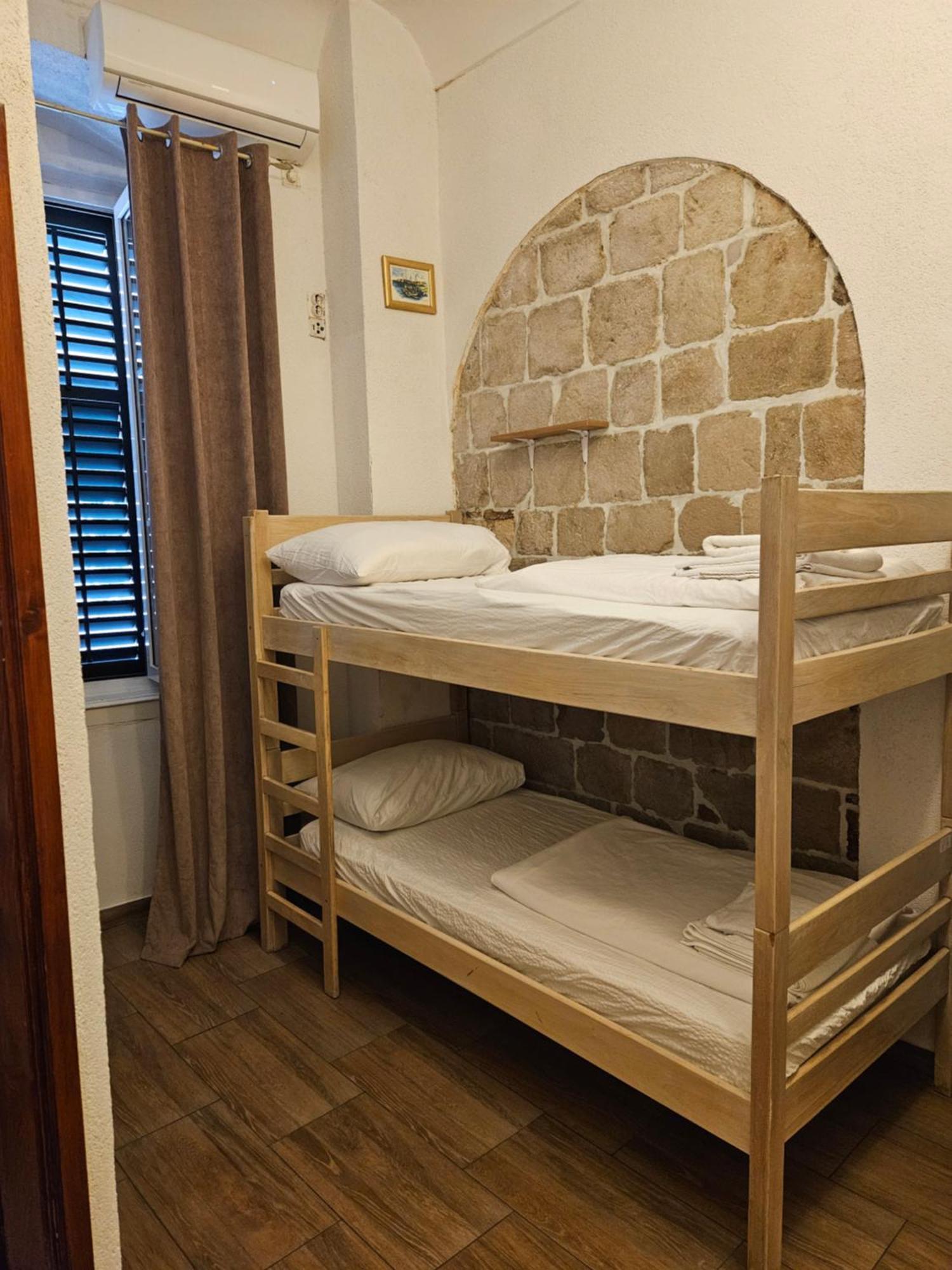 Posto Letto in Dormitorio Misto con 6 Letti