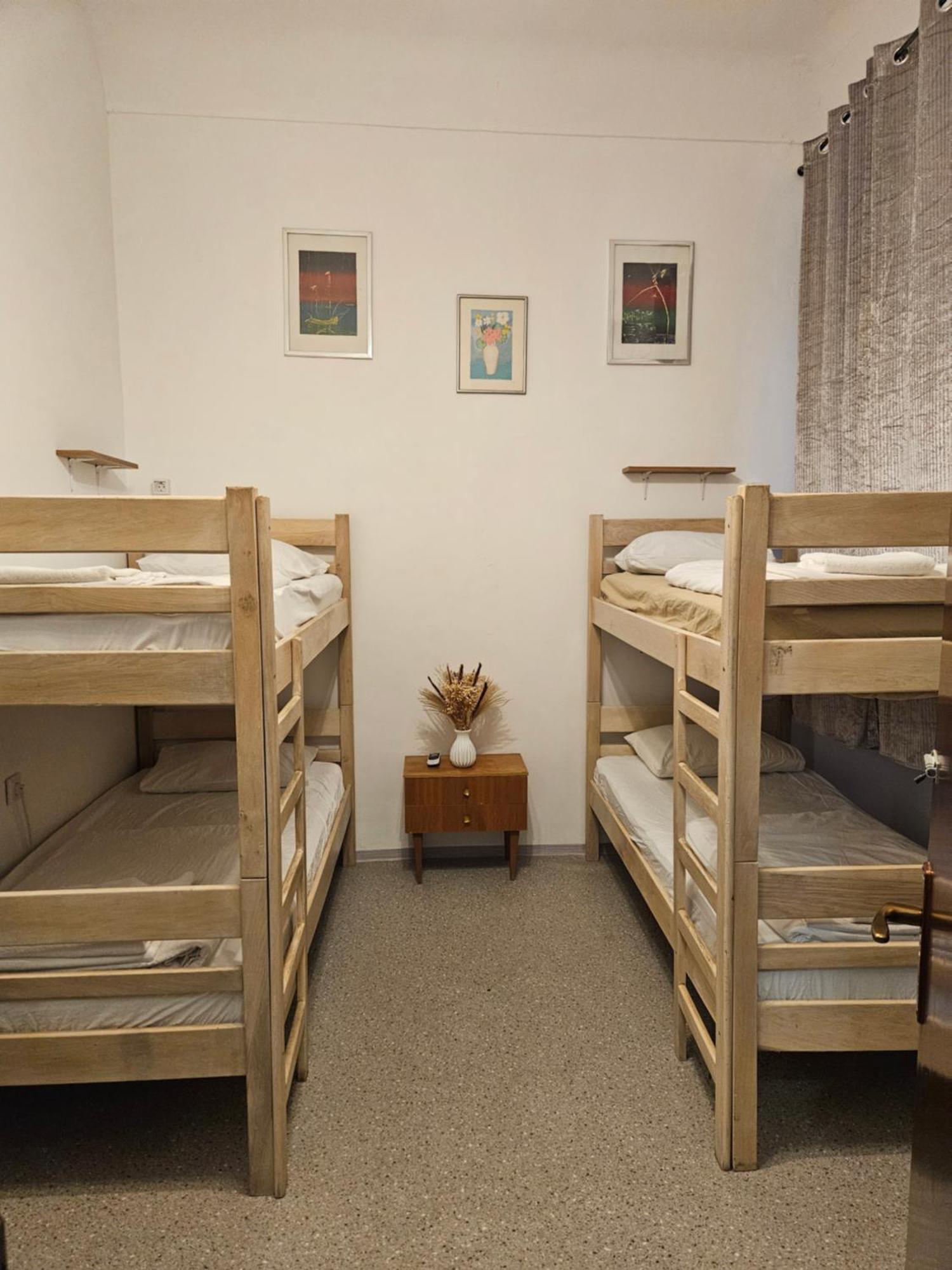 Posto Letto in Dormitorio Misto con 4 Letti